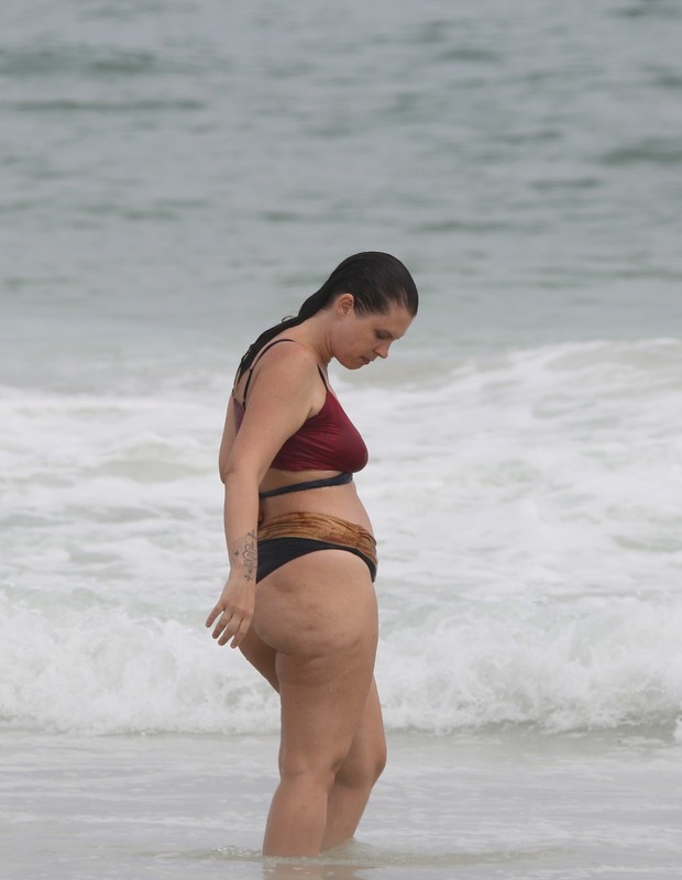 Carolinie Figueiredo na Praia da Barra da Tijuca (Foto: Dilson Silva/AgNews)