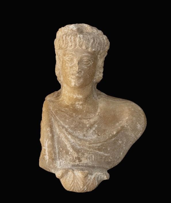 Estátua de alabastro de Alexandre, o Grande, desenterrada em uma grande escavação no subúrbio de Al-Shatby, em Alexandria (Foto: Ministério do Turismo e Antiguidades do Egito)