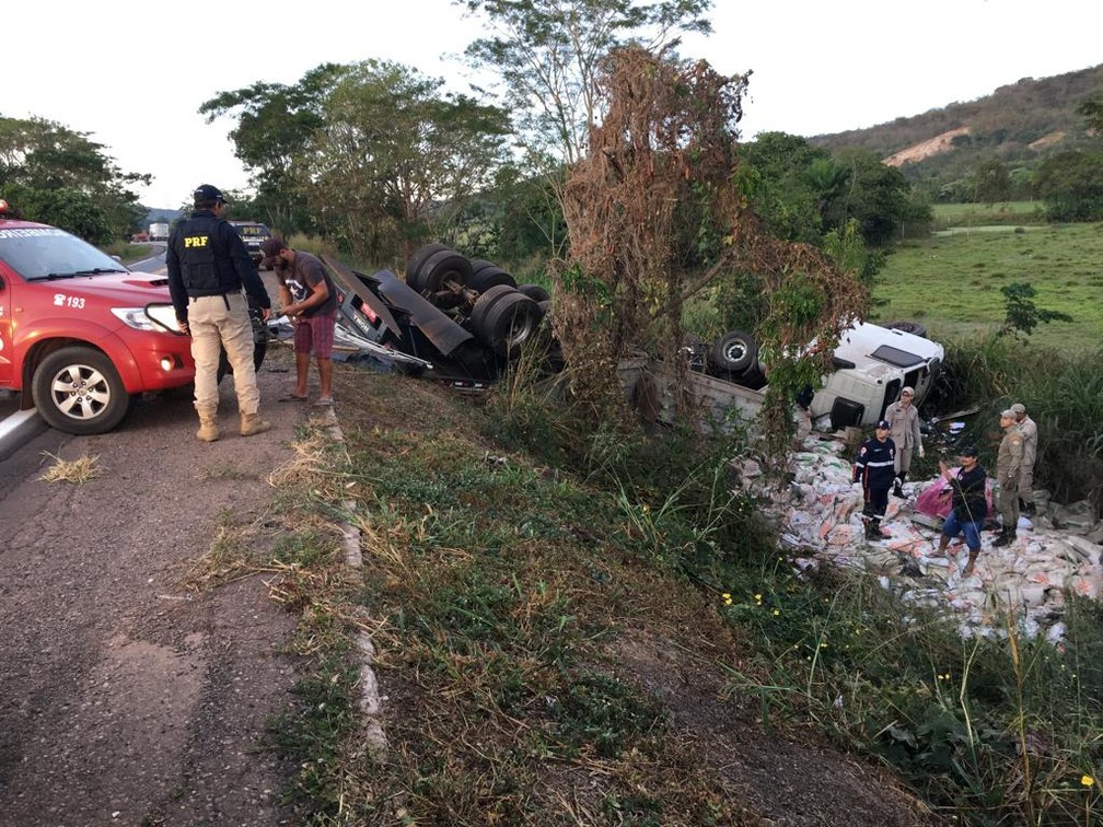 O caminhão, que estava carregado de suplemento mineral, ficou parcialmente destruído — Foto: Marcos Souza/TV Centro América