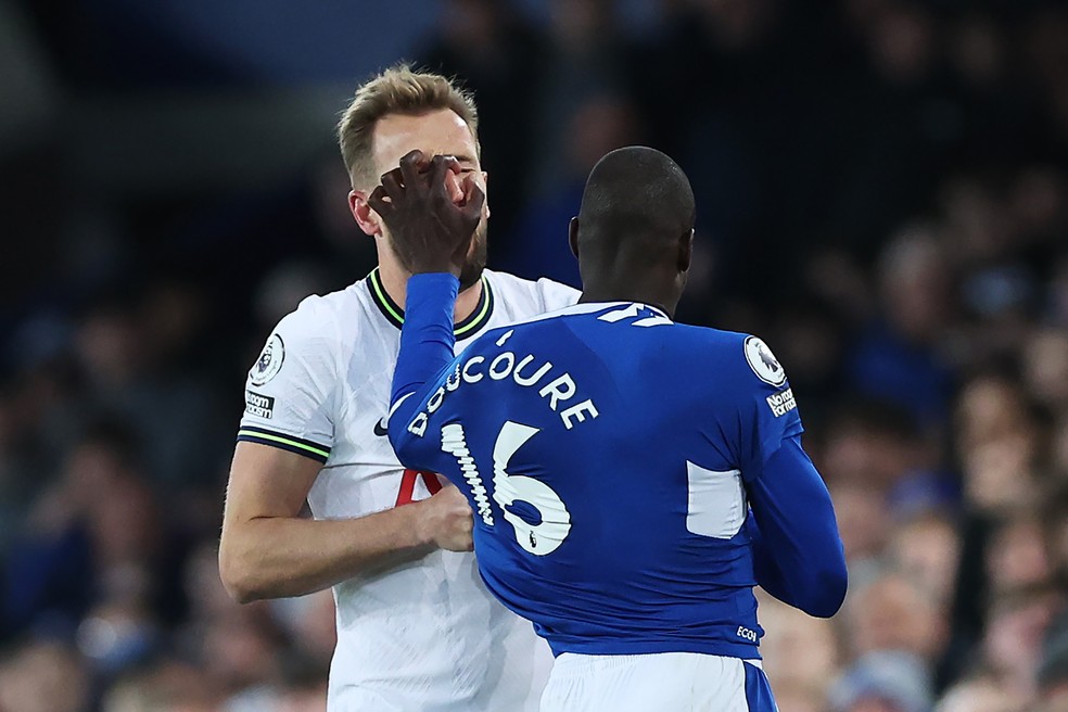 Harry Kane levou tapa na cara de Doucouré, durante o jogo entre Everton e Tottenham — Foto: Getty Images