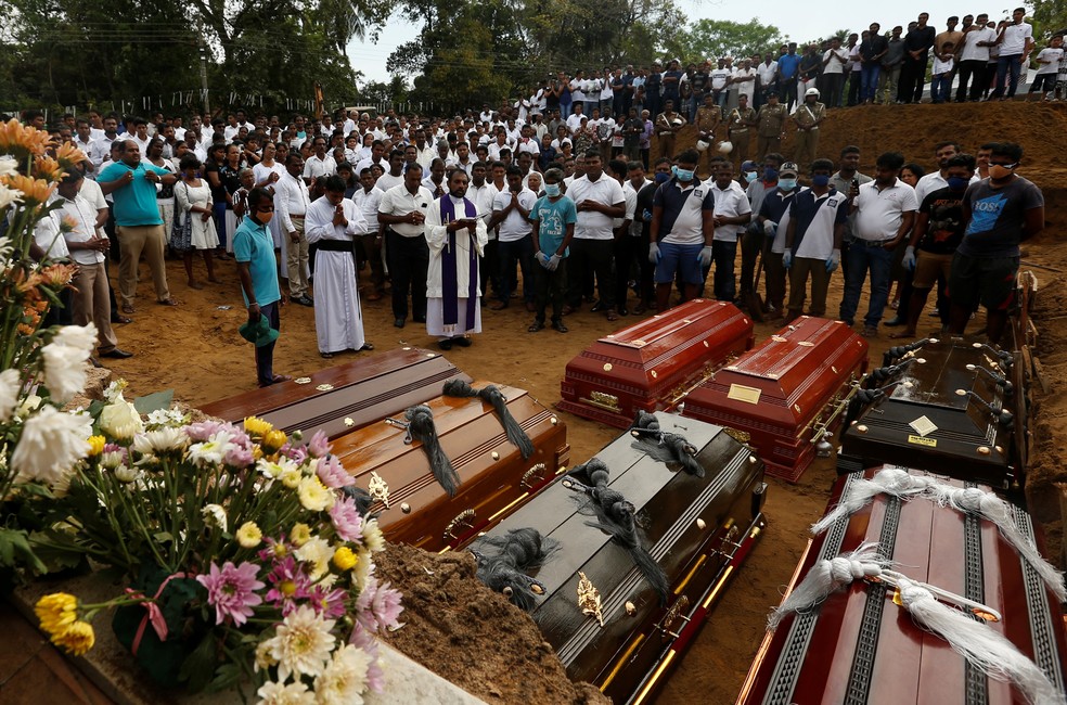 Pessoas participam de um funeral em massa em Negombo, no Sri Lanka, três dias após ataques a bombas em igrejas e hotéis de luxo — Foto: Thomas Peter/Reuters