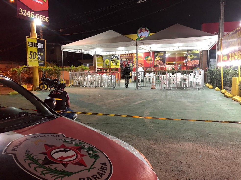 Dois homens foram baleados em frente a uma pizzaria de JoÃ£o Pessoa, nesta quarta-feira (12) â€” Foto: FelÃ­cia Arbex/TV Cabo Branco