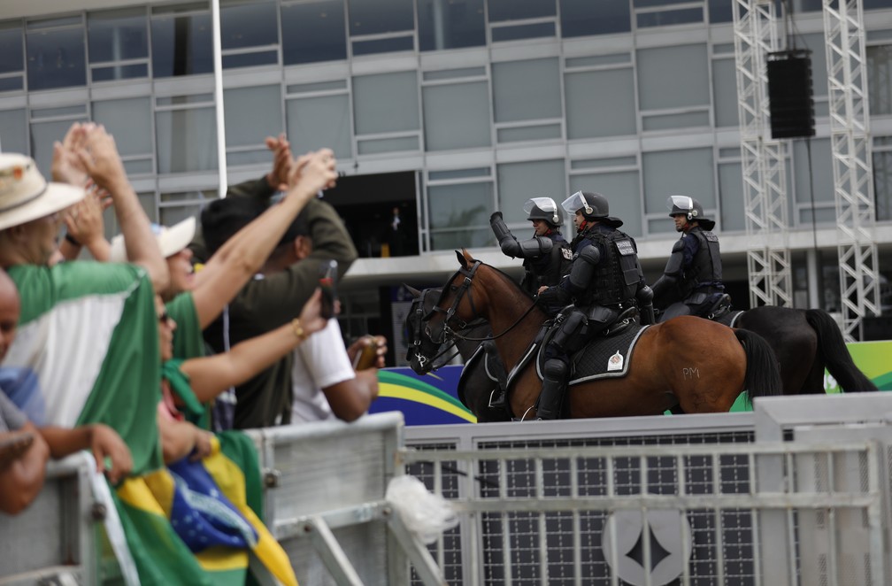 Chegada de público para acompanhar o evento de posse do presidente, em Brasília — Foto: Silvia Izquierdo/AP