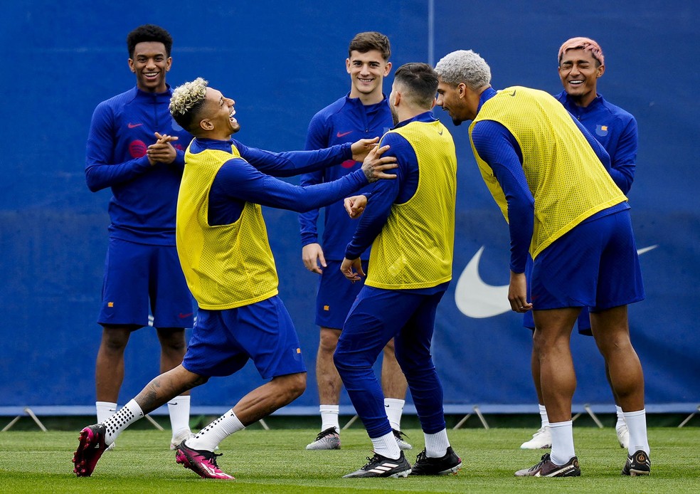 Raphinha ri com Alba e Araujo durante o treino do Barcelona na v&eacute;spera do cl&aacute;ssico &mdash; Foto: EFE