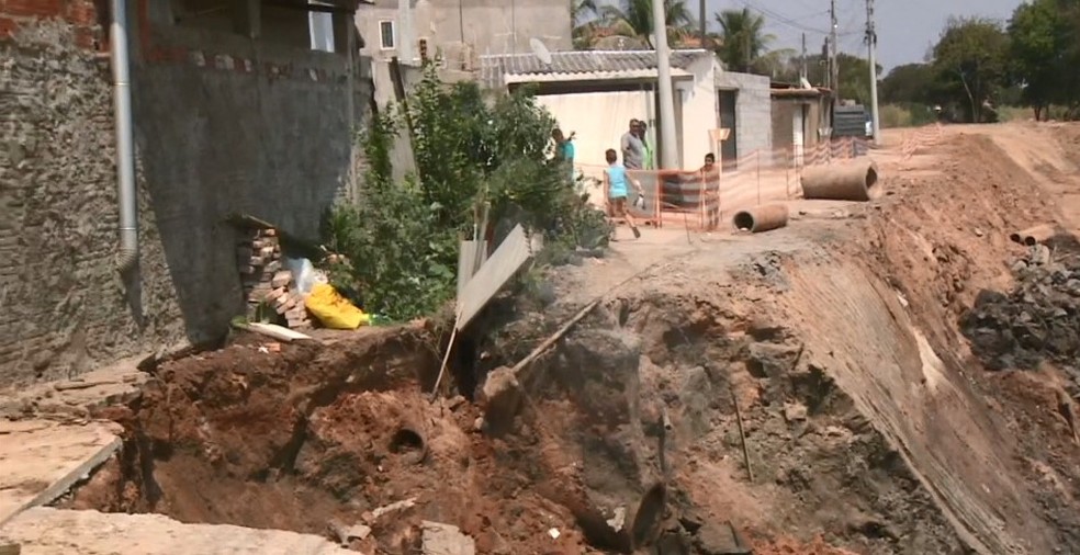 Encosta de obra cede em rua no bairro Princesa D'Oeste, em Campinas (SP) — Foto: Reprodução/EPTV