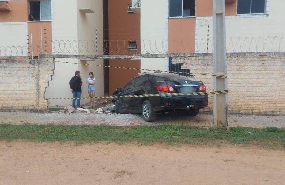 Carro derrubou muro de condomínio em Mossoró. — Foto: Cedida