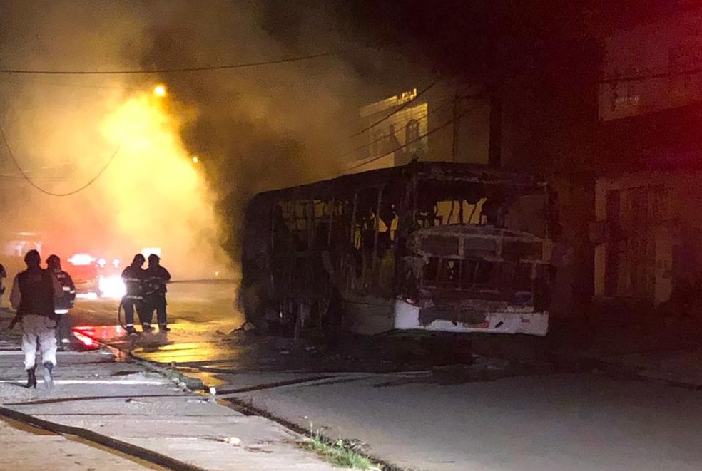 Bombeiros foram acionados para combater incêndio em ônibus no Clima Bom, em Maceió — Foto: Divulgação/Sinturb
