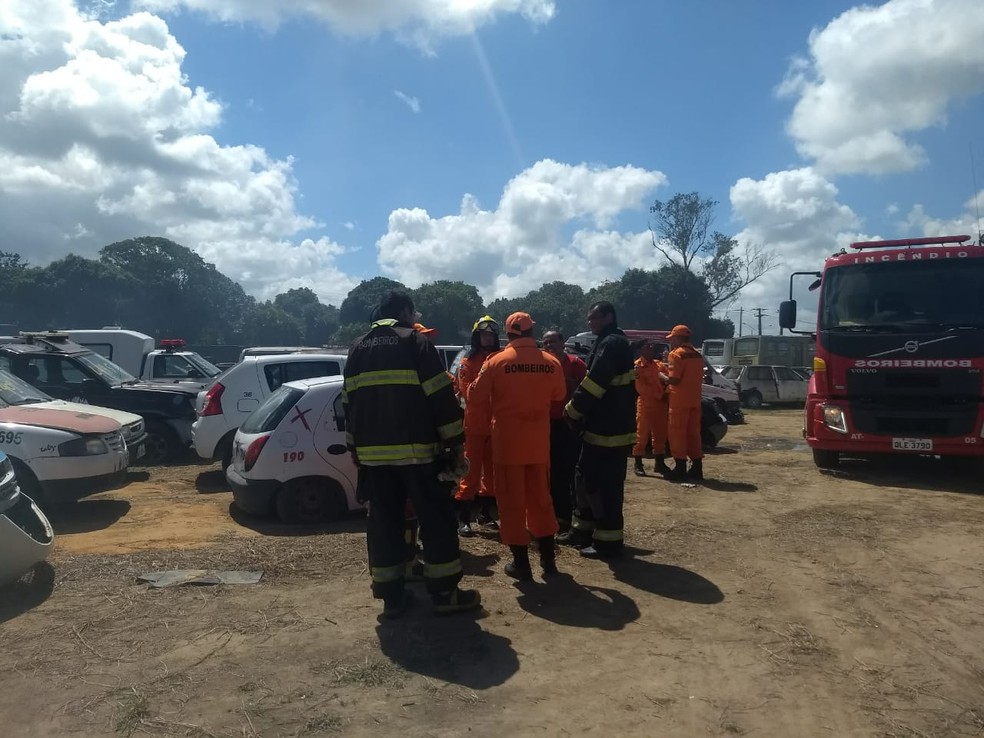 Bombeiros foram acionados para controlar as chamas (Foto: Talyane Loureiro/TV Gazeta)