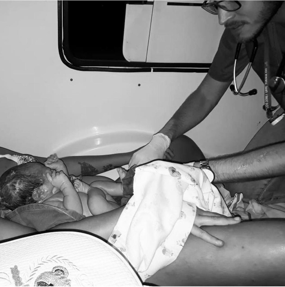BebÃª nasceu dentro de uma ambulÃ¢ncia, em Catende â Foto: Leonardo Campello/Arquivo pessoal