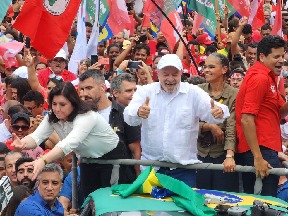 Tebet (à esquerda) ao lado de Lula durante campanha em Teófilo Otoni (MG) em 21 de outubro. — Foto: Ana Carolina Magalhães/Inter TV Dos Vales