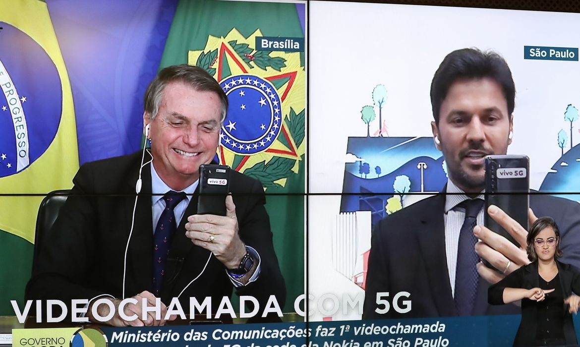 A primeira chamada com 5G foi feita pelo mininistro Fábio Faria, de São Paulo (Foto: Marcos Correa/PR/Agência Brasil)