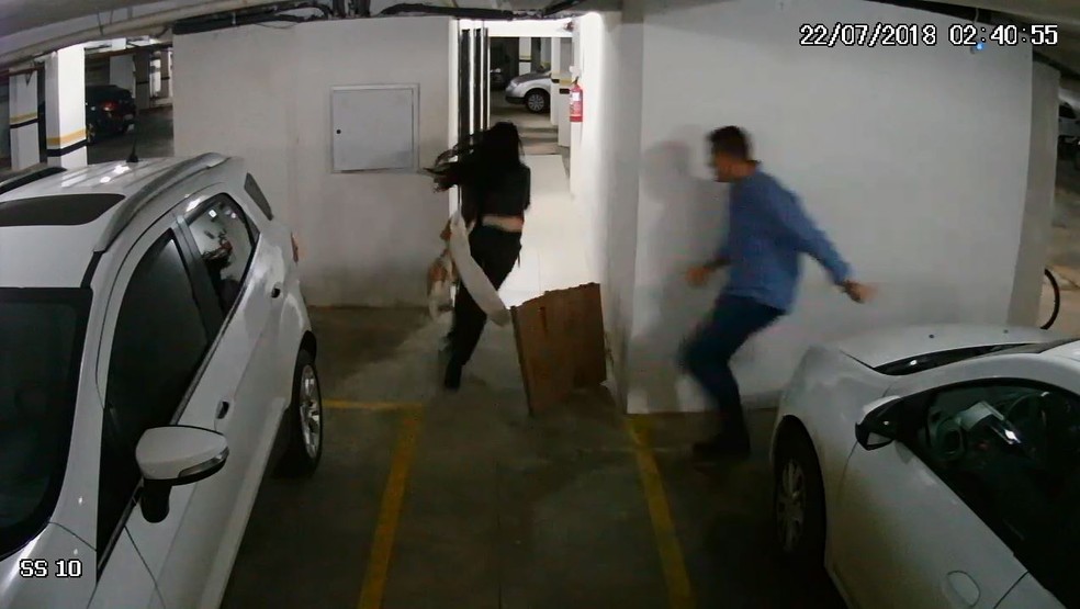 Tatiane entra correndo no elevador novamente tenta fugir de Luis Felipe (Foto: CÃ¢meras de seguranÃ§a)