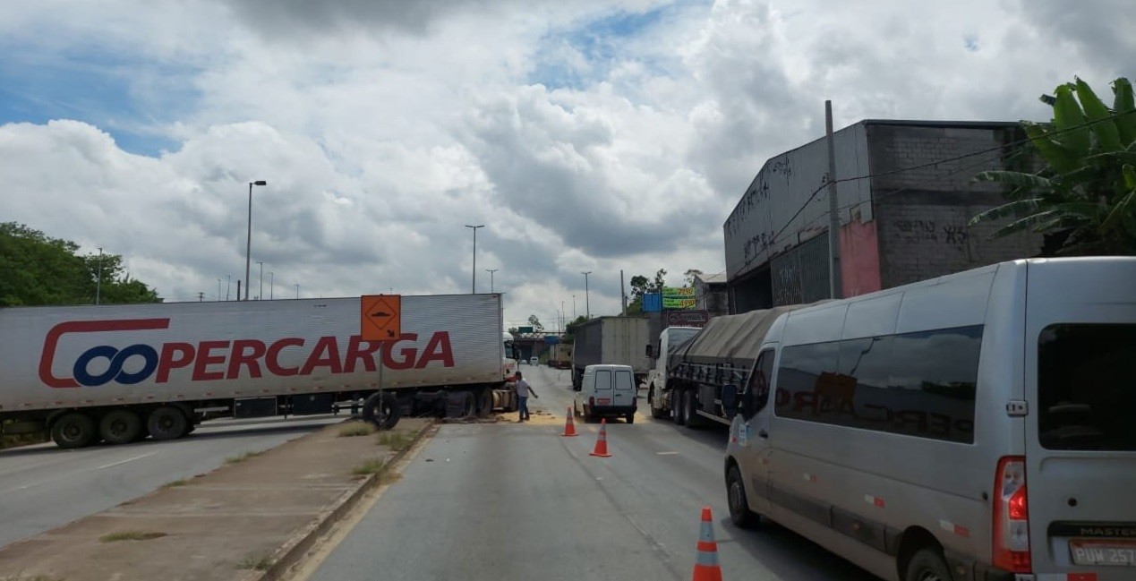 Carreta desgovernada bate em outras duas e fecha trânsito na Via Expressa, na Grande BH