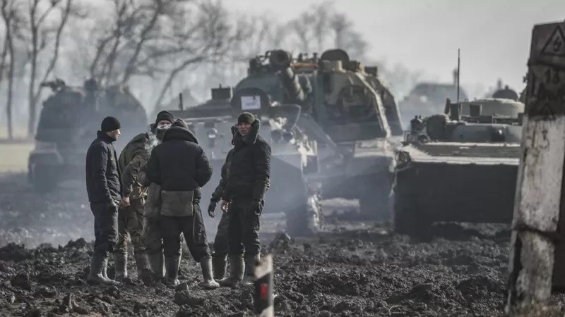 Militares russos e veículos blindados na estrada na região de Rostov, na Rússia (Foto: EPA via BBC)