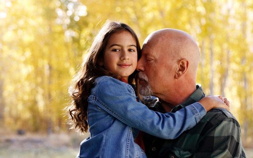 Bruce Willis aparece em primeira foto com a filha após diagnóstico de afasia