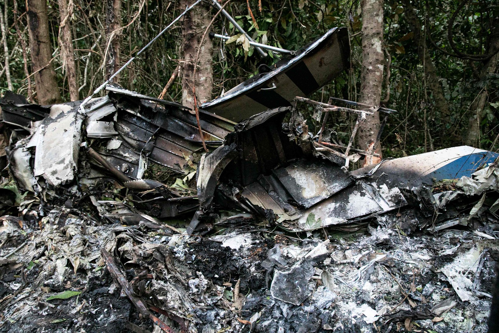 Destroços de um avião que transportava trablhadores de uma petrolífera são vistos em Nanga Eboko, cerca de 150 km (90 milhas) a nordeste de Yaoundé. Nove passageiros e dois tripulantes morreramAFP