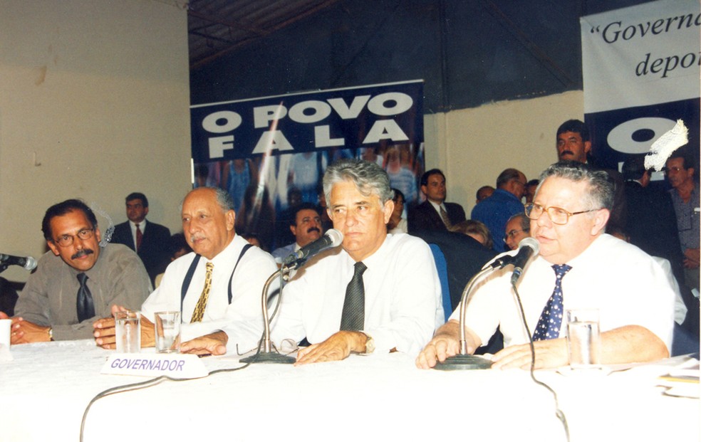 Imagem de arquivo mostra Joaquim Roriz (centro) em anúncio na UnB (Foto: Cedoc UnB)