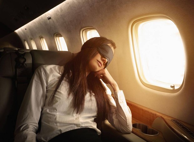 Relaxe e aproveite a viagem. Na hora de dormir em avião, lance mão de algumas estratégias espertas (Foto: Rex/  Reprodução)