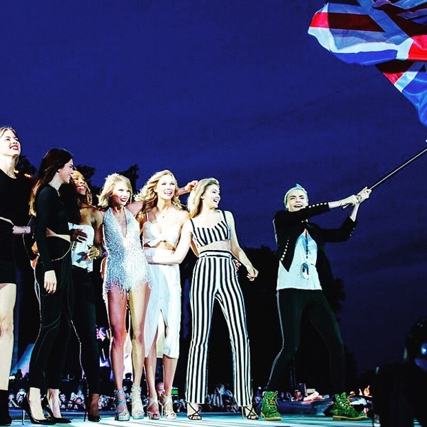 Durante show em Londres, Cara Delevingne,  Kendall Jenner, Gigi Hadid, Marta Hunt, Serena Williams e Karlie Kloss apareceram no show de Taylor Swift (Foto: Instagram/Reprodução)