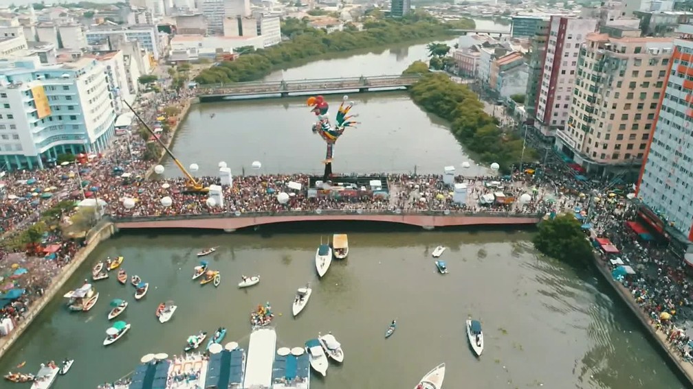 Centro do Recife fica cheio de foliões para o Galo da Madrugada — Foto: Reprodução/TV Globo