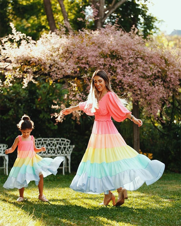 Bella Falconi combina look com as filhas em shooting cheio de fofura (Foto: Reprodução/ Instagram)