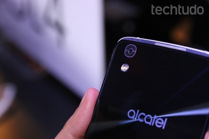 Alcatel Idol 4 é integrado com um processador Octa-core e 3 GB de memória RAM (Foto: Fabricio Vitorino/TechTudo)