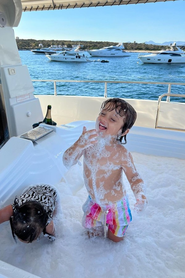 Romana Novais combina biquíni com a filha ao mostrar diversão da família em banheira de espuma dentro de iate (Foto: Reprodução/ Instagram)
