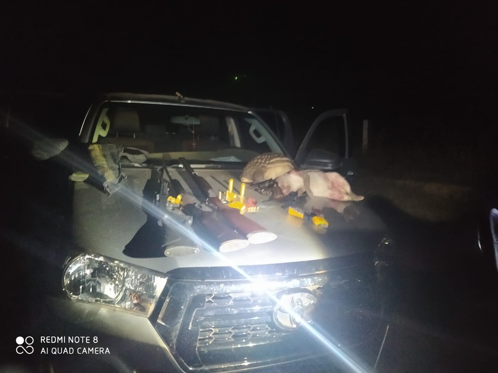 Armas e animais abatidos estavam com o prefeito e outras três pessoas — Foto: Batalhão Ambiental da Polícia Militar de Mato Grosso