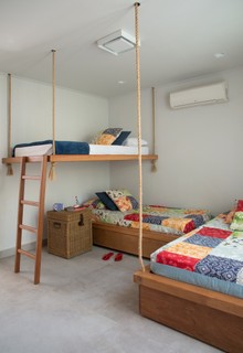 O quarto das crianças tem clima de aventura com as beliches presas ao teto com a ajuda de cordas. Projeto do arquiteto arquiteto Lisandro Piloni