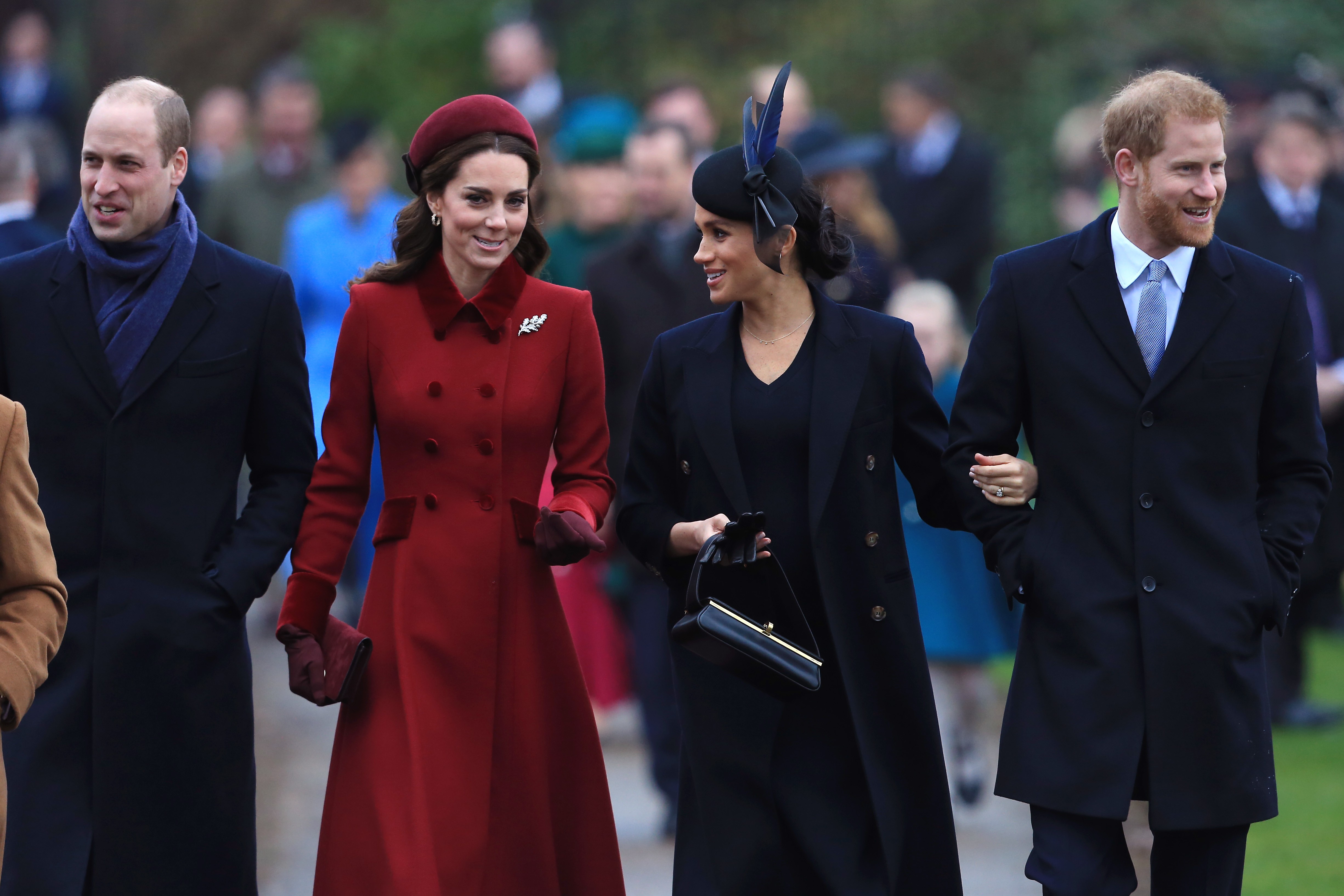 As duquesas Kate Middleton e Meghan Markle na companhia dos maridos na chegada conjunta do quarteto na missa natalina da família real britânica (Foto: Getty Images)