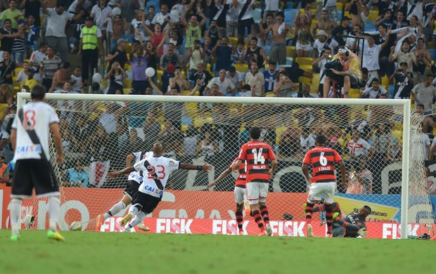 Douglas penalti gol, Flamengo x Vasco (Foto: André Durão)