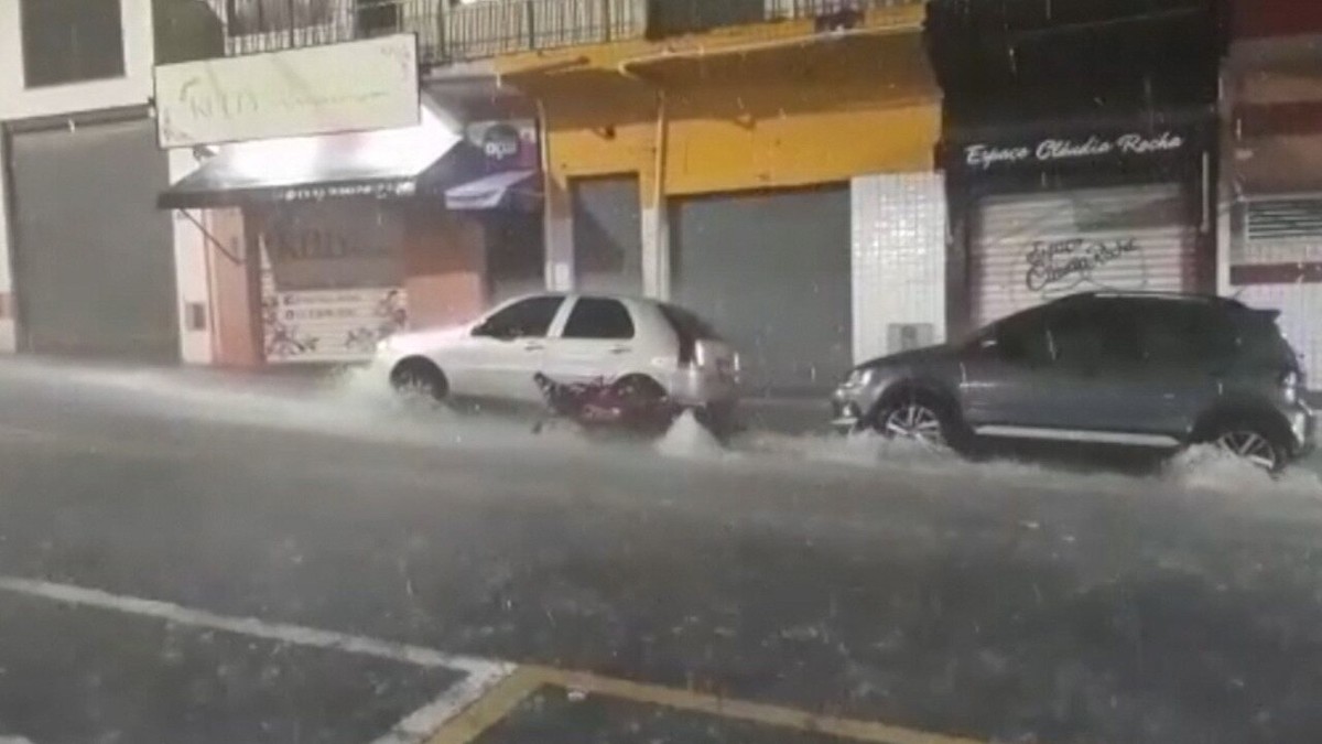 Ferraz de Vasconcelos decreta situação de emergência após chuvas causarem estragos na cidade