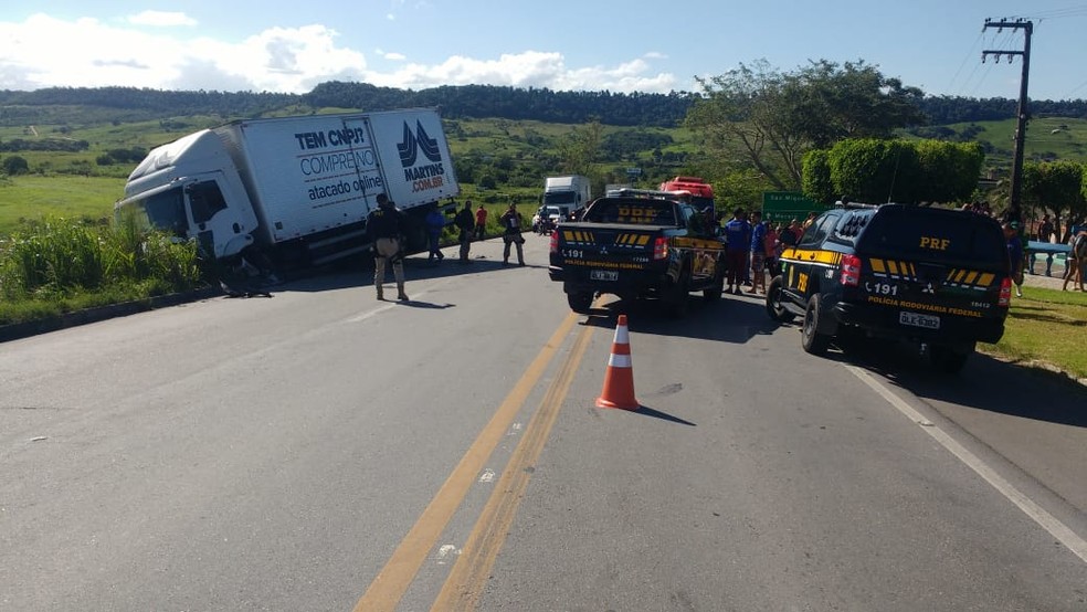 Acidente na rodovia BR-101, em São Miguel dos Campos, Alagoas — Foto: Leonardo Santana