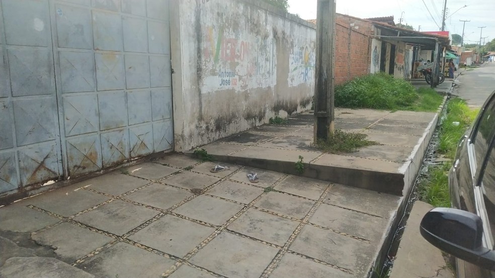 Par de sandálias deixadas pelo comerciante Daniel Paulino quando fugia dos criminosos que o assassinaram — Foto: Andrê Nascimento/ g1 Piauí