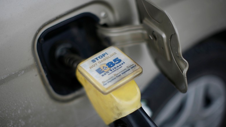 Biocombustível E85 etanol sendo bombeado em veículo em posto de gasolina em Nevada, no Iowa, Estados Unidos (Foto: Jason Reed/Reuters)