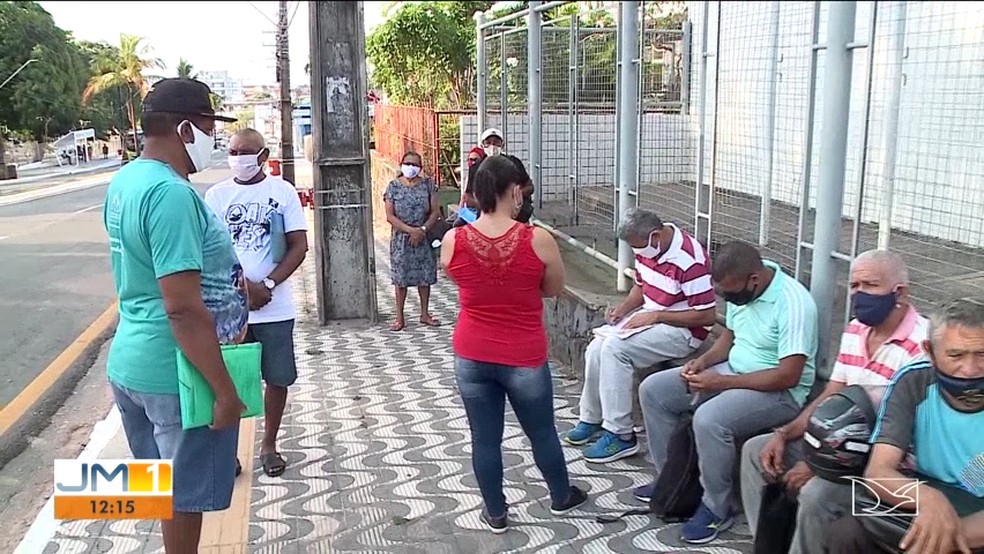 Beneficiários ficam na porta da agência do INSS em São Luís (MA) — Foto: Reprodução/TV Mirante