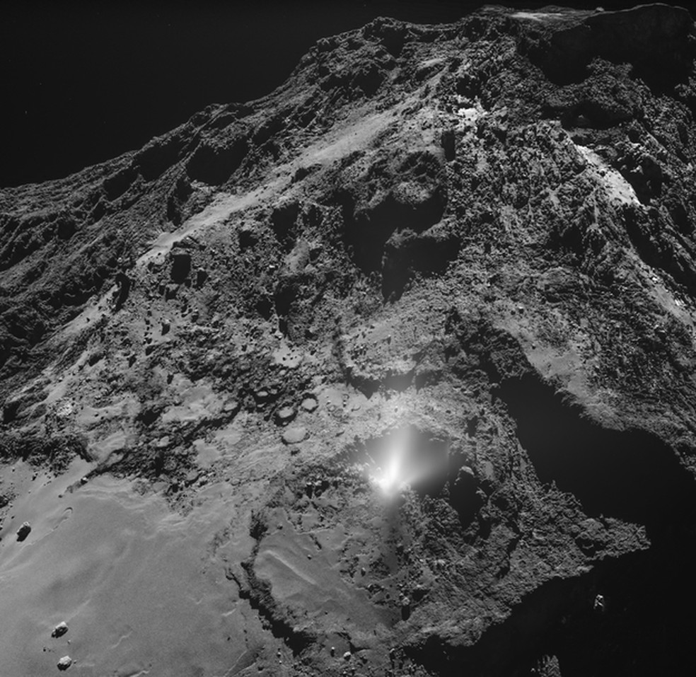 N&uacute;cleo do cometa Churyumov-Gerasimenko visto pela Rosetta  &mdash; Foto: ESA