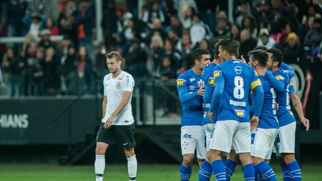 Cruzeirenses comemora gol no primeiro tempo do amistoso
