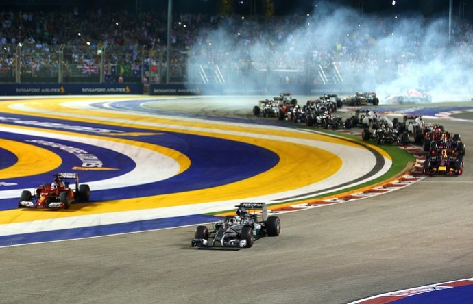 Fernando Alonso cortou a pista na largada do GP de Cingapura (Foto: Getty Images)