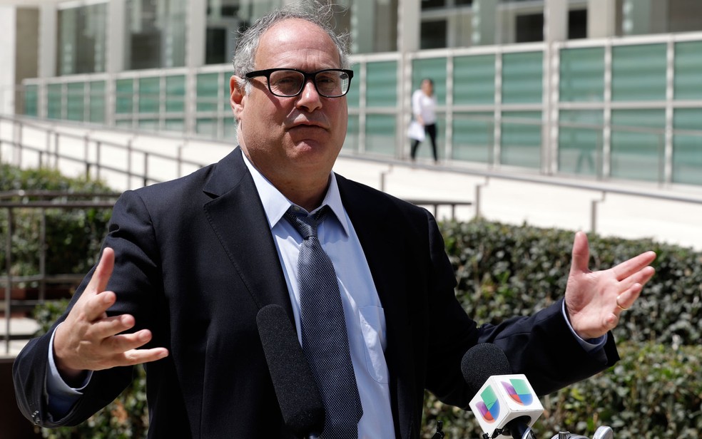 Lee Gelernt, advogado da União Americana pelas Liberdades Civis (ACLU, em inglês), fala à imprensa após audiência na segunda-feira (16), em San Diego, na qual juiz federal suspendeu deportação de famílias de imigrantes  (Foto: AP Photo/Gregory Bull)