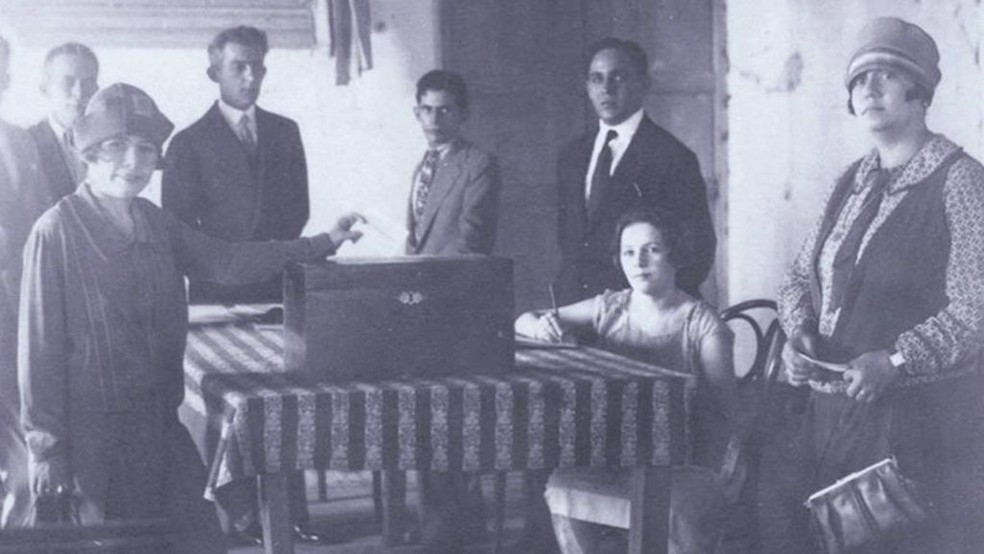 Foto em domínio público, de autor desconhecido, do acervo da Prefeitura de Mossoró, mostra Celina votando em 1928 — Foto: BBC