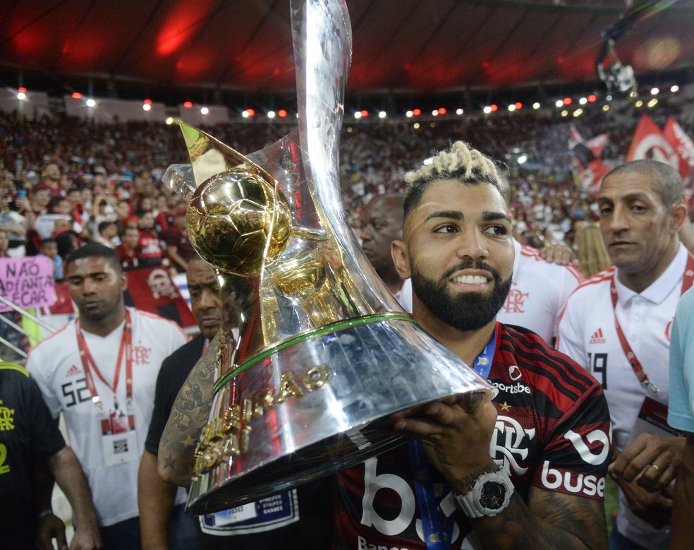 Gabigol levanta taça de campeão brasileiro — Foto: André Durão