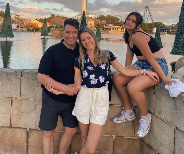 Jacqueline Brazil e Luiz Carlos Jr. viajam à Disney com Maria Eduarda, filha dele (Foto: Reprodução/Instagram)