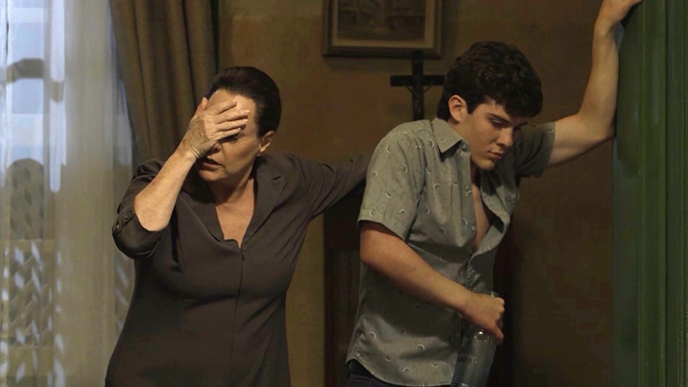 Mirtes (Elizabeth Savala) fica contente (mesmo fingindo que não) ao ver que conseguiu colocar filho contra pai — Foto: TV Globo