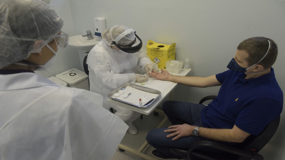 Vacina chinesa começa a ser testada em voluntários em Porto Alegre  — Foto: Reprodução / RBS TV 