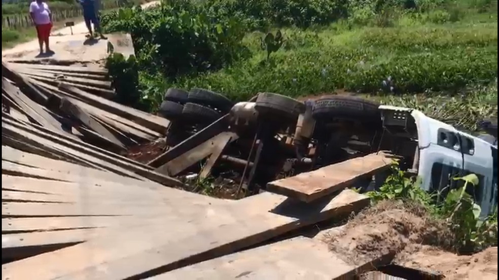 Ponte desaba e caminhão cai dentro de rio em Nísia Floresta — Foto: Kléber Teixeira / Intertv Cabugi