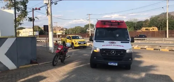 Vítimas de queda de aeronave são levadas para hospital particular de Governador Valadares — Foto: Marina Venturoli/Inter TV dos Vales 