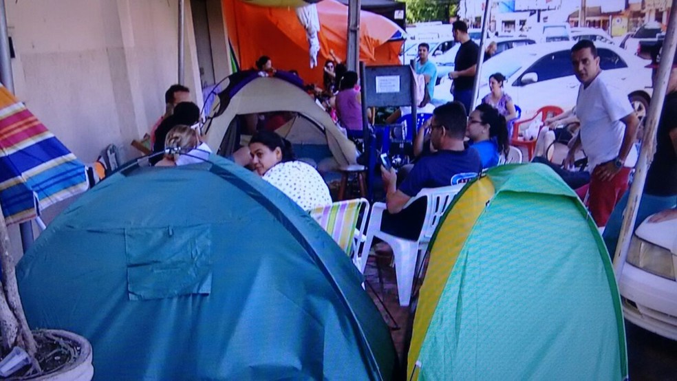 Estudantes brasileiros acampam em frente a faculdade de medicina no Paraguai, em cidade vizinha a Ponta Porã, MS (Foto: Mauro Almeida/TV Morena)