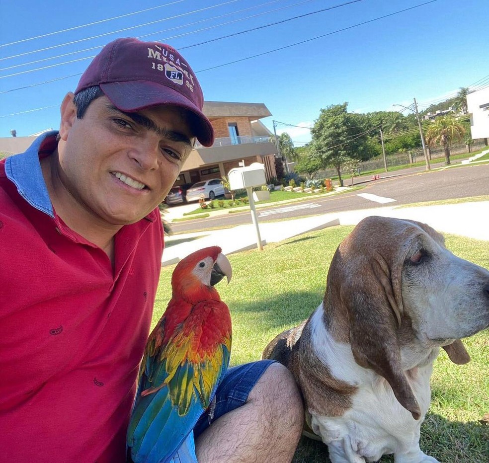 Além de Pipoca, Filó, a cadela de estimação, faz parte da família, segundo Fernando — Foto: Fernando Abrahão/Arquivo pessoal 