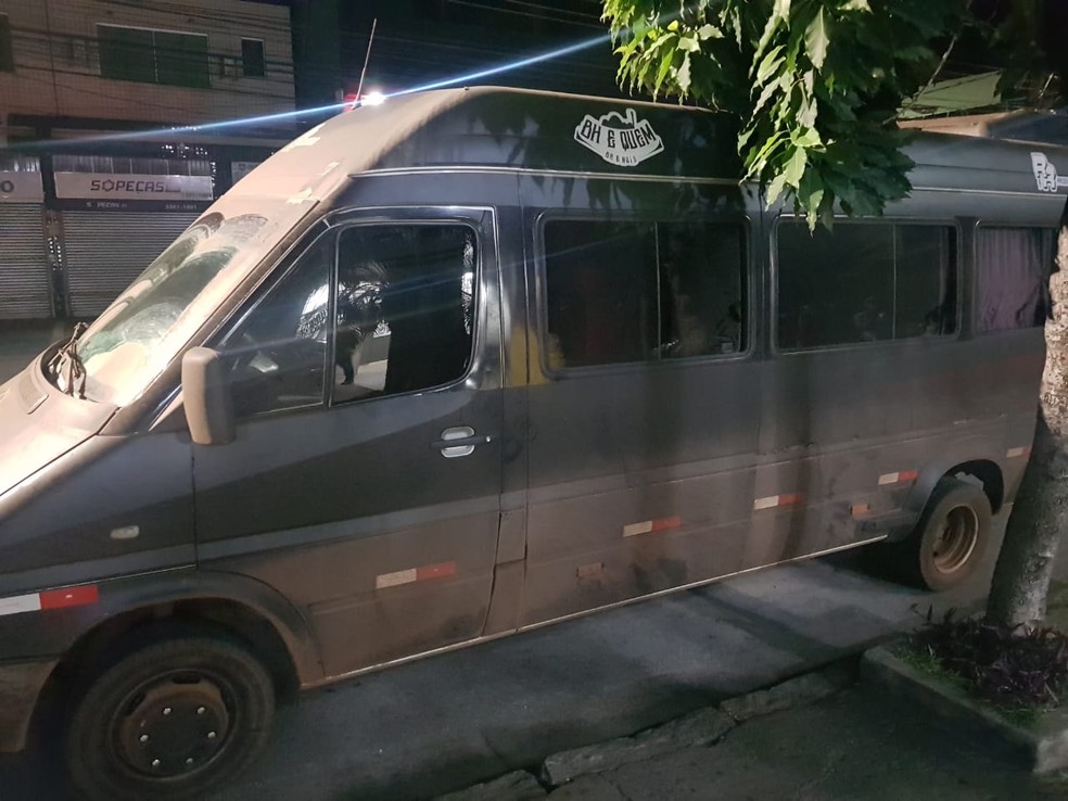 Van onde estava a carga roubada: saiu de Conselheiro Lafaiete — Foto: Divulgação / Polícia Militar